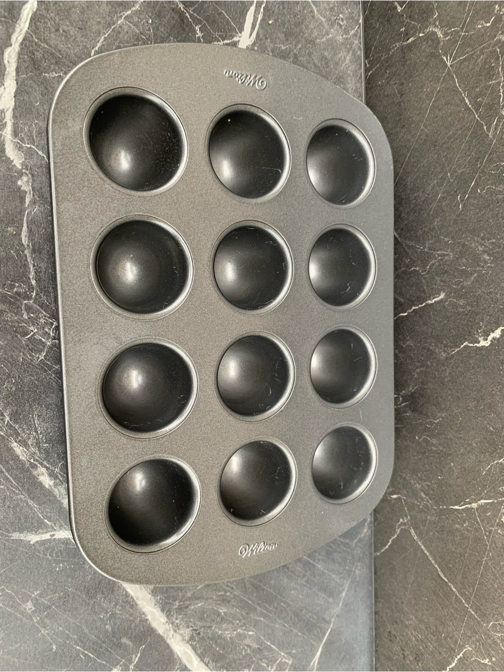 Wilton Black 12-Cup Dome Baking Pan